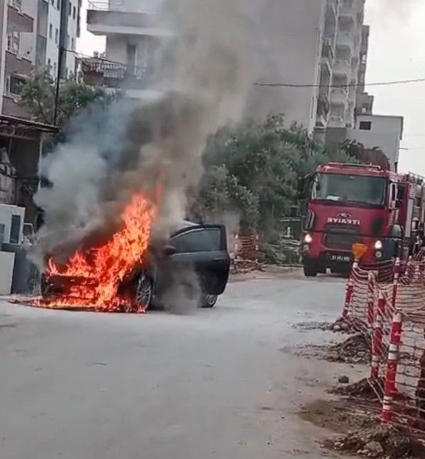 Park halindeki otomobil alev alev yandı