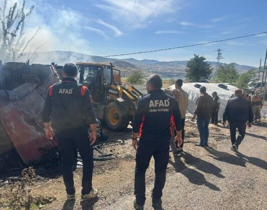 Ahır yangını büyümeden söndürüldü