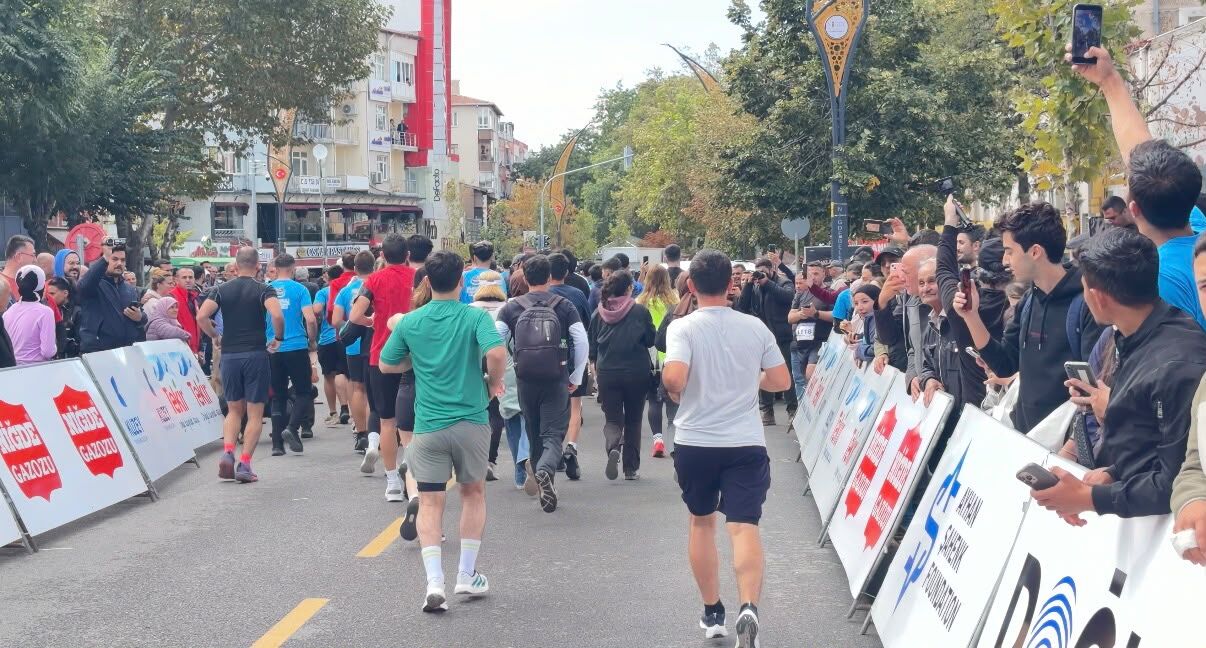 Maratonda bin 199 yarışmacı mücadele etti